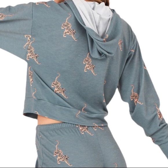 NWT Onzie tiger print cropped long sleeve hoodie and relaxed joggers set - Picture 5 of 16